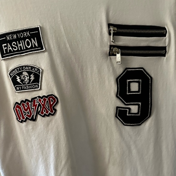 White tee with patches and zippers - Picture 5 of 6